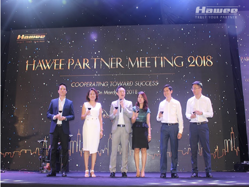 Đại diện Hawee Group cùng nâng ly chúc mừng cho sự hợp tác thành công