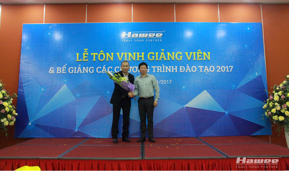 Chủ tịch Hawee Group tặng hoa tri ân giảng viên thuê ngoài Phan Anh Lưu (trái)  vì thời gian đồng hành cùng Hawee