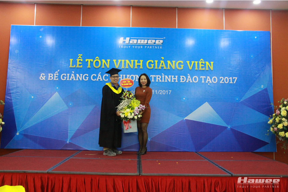 Đại diện các lớp tốt nghiệp tặng hoa tri ân ngày Nhà giáo Việt Nam