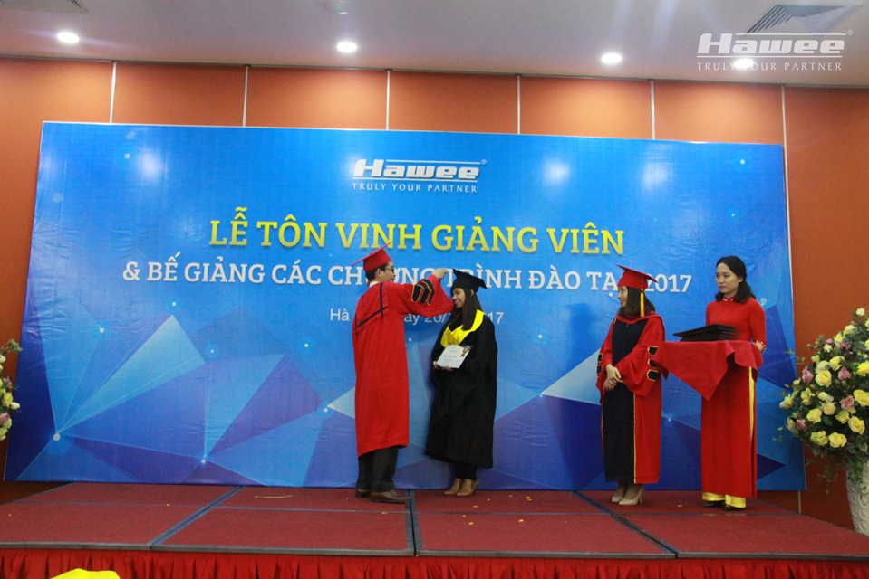 Thầy Hà Quốc Minh thực hiện nghi lễ tốt nghiệp cho các học viên